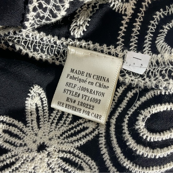 Very J Black White Embroidery Scalloped Hem/Sleeves Floral Round Neck Blouse M/L - Picture 11 of 14